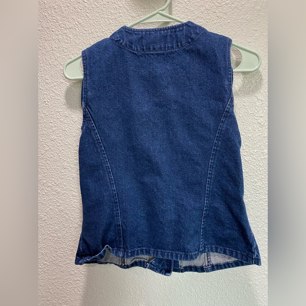 Adorable 70s denim vest with floral embroidery!